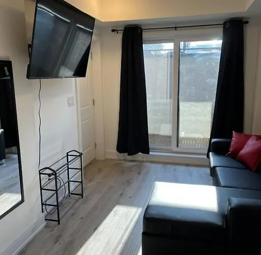 Lovely One Bedroom Condo With Free Parking